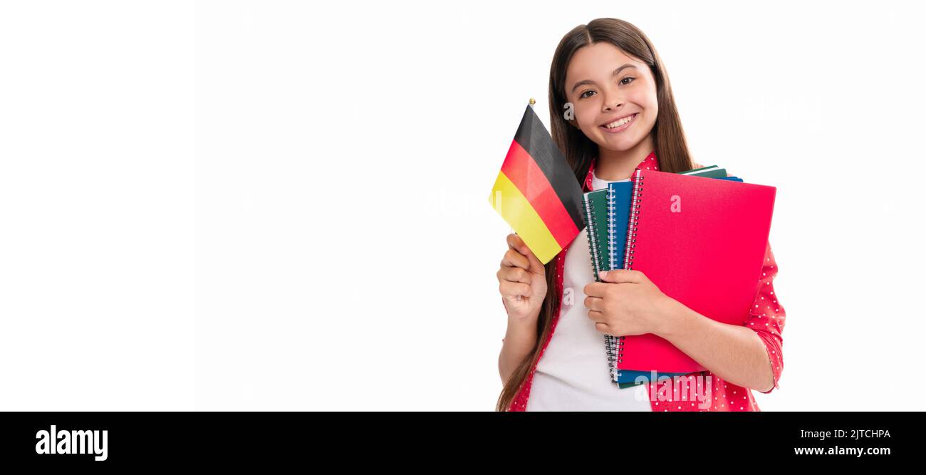 happy kid tenir le drapeau allemand et l'école copybook pour étudier isolé sur blanc, langue étrangère. Bannière de l'école fille étudiante. Écolière élève Banque D'Images