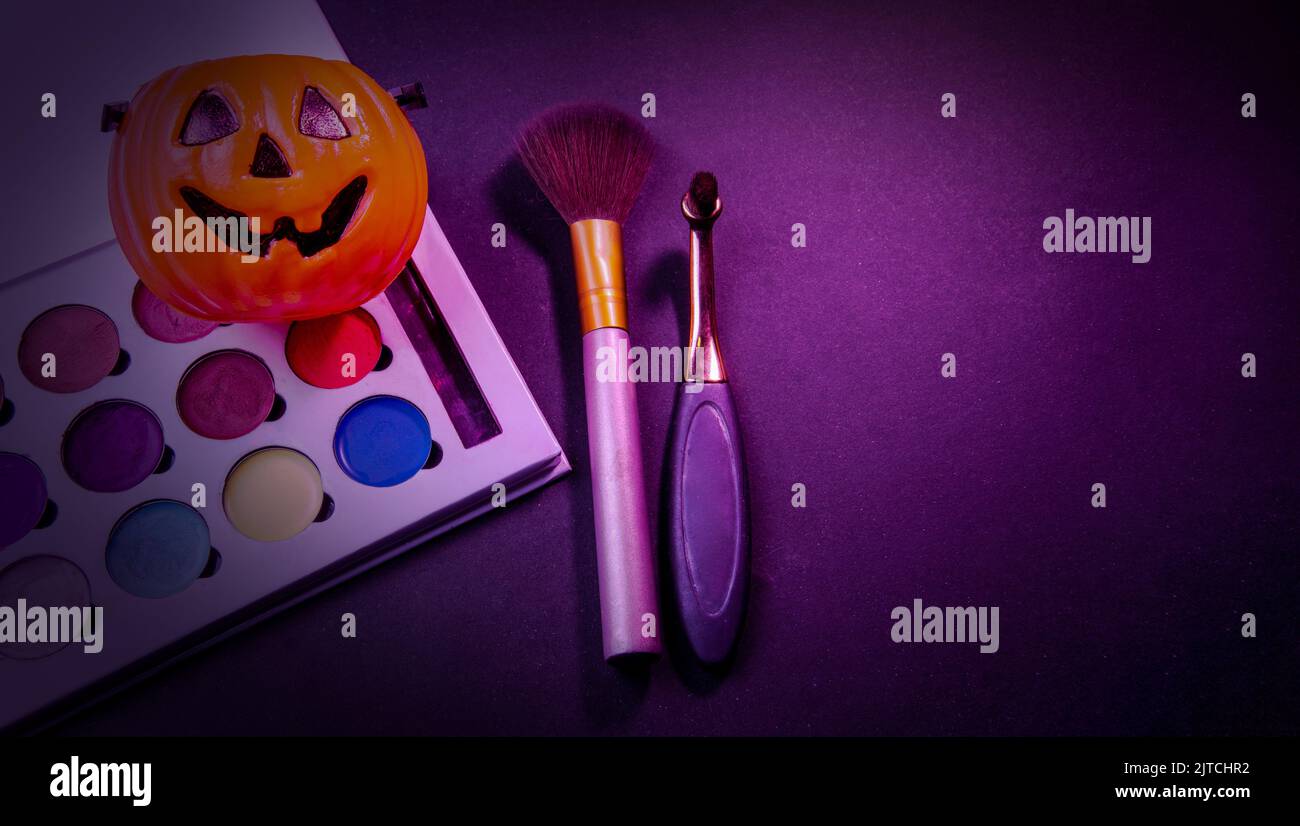 Bannière de maquillage d'Halloween avec une citrouille et un grand espace de copie Banque D'Images