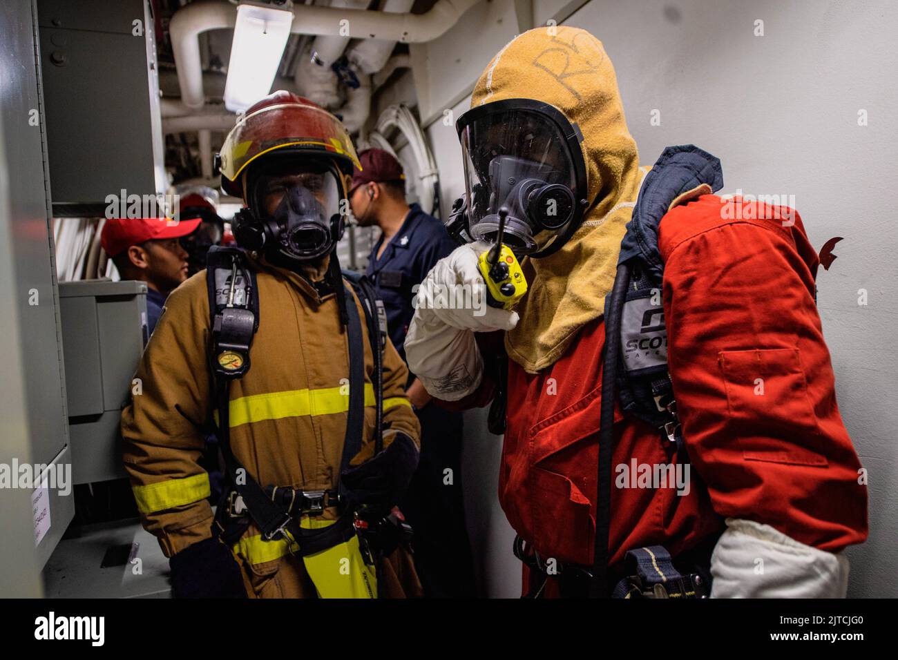 220813-N-TT059-2092 MER DES PHILIPPINES (13 août 2022) dégâts le pompier de Controlman Isaiah Warren (à droite) donne des directives à une équipe de pompiers lors d'un exercice de contrôle des dégâts à bord du destroyer de missiles guidés de classe Arleigh Burke USS Momsen (DDG 92) dans la mer des Philippines, au 13 août. L'USS Momsen est affecté au commandant de la Force opérationnelle 71/Escadrier Squadron (DESRON) 15, la plus grande force de surface déployée à l'avant de la Marine et la principale force de surface de la flotte américaine 7th. (É.-U. Photo de la marine par le spécialiste des communications de masse 2nd classe Lily Gebauer) Banque D'Images