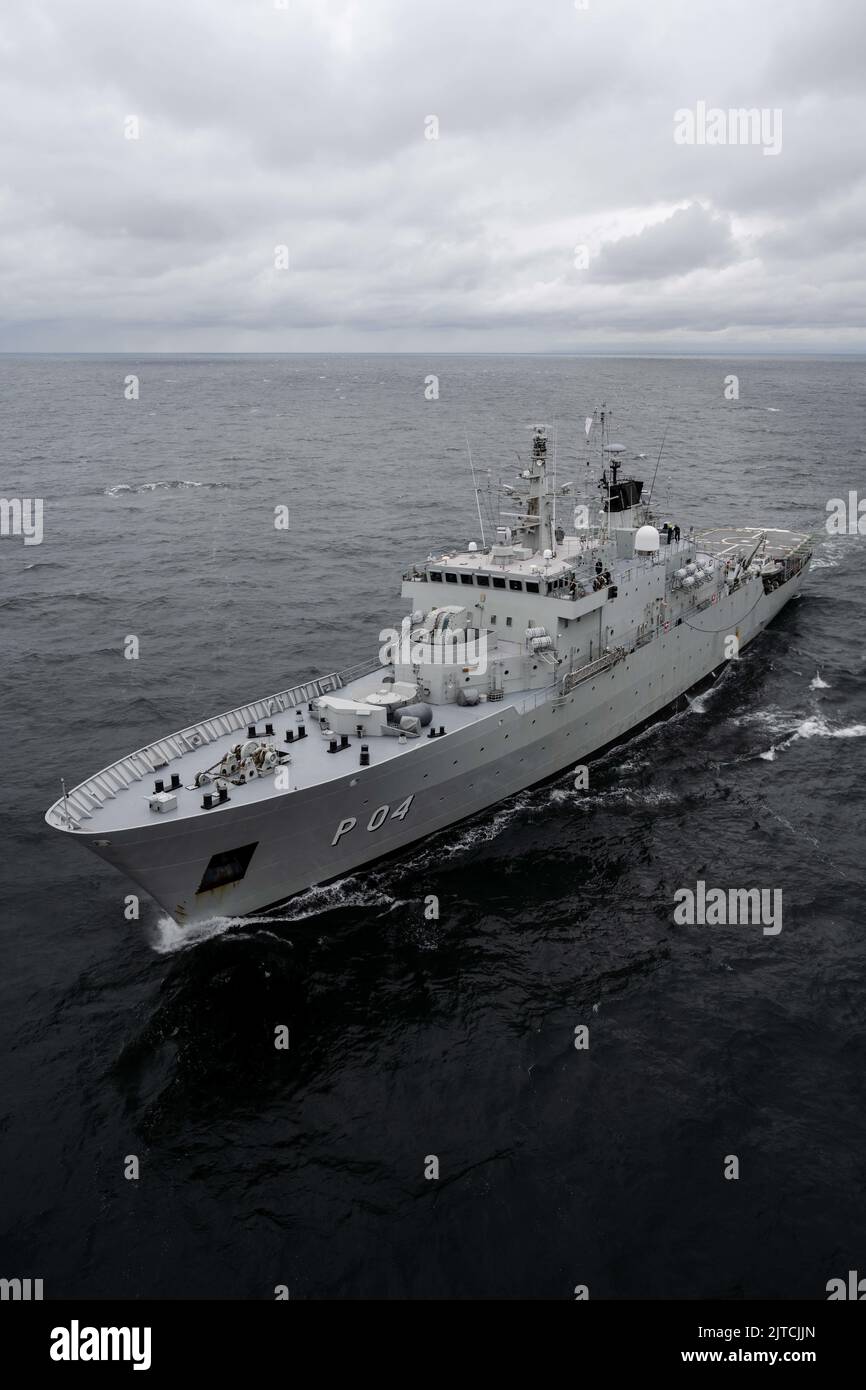 220825-N-MZ836-1394 MER BALTIQUE (AOÛT 25, 2022) le navire de soutien auxiliaire suédois de classe Carlskrona SWE Carlskrona (P 04) transite la mer Baltique lors d'un exercice d'évacuation médicale avec le navire d'assaut amphibie de classe Wasp USS Kearsarge (LHD 3) le 25 août 2022. Le Kearsarge Amphiobie Ready Group et a embarqué 22nd Marine Expeditionary Unit, sous le commandement et le contrôle de la Task Force 61/2, est en cours de déploiement prévu dans la zone d'opérations de la Marine des États-Unis en Europe, employée par la U.S. Sixth Fleet pour défendre les intérêts américains, alliés et partenaires. (É.-U. Photo de la marine par un spécialiste des communications de masse Banque D'Images