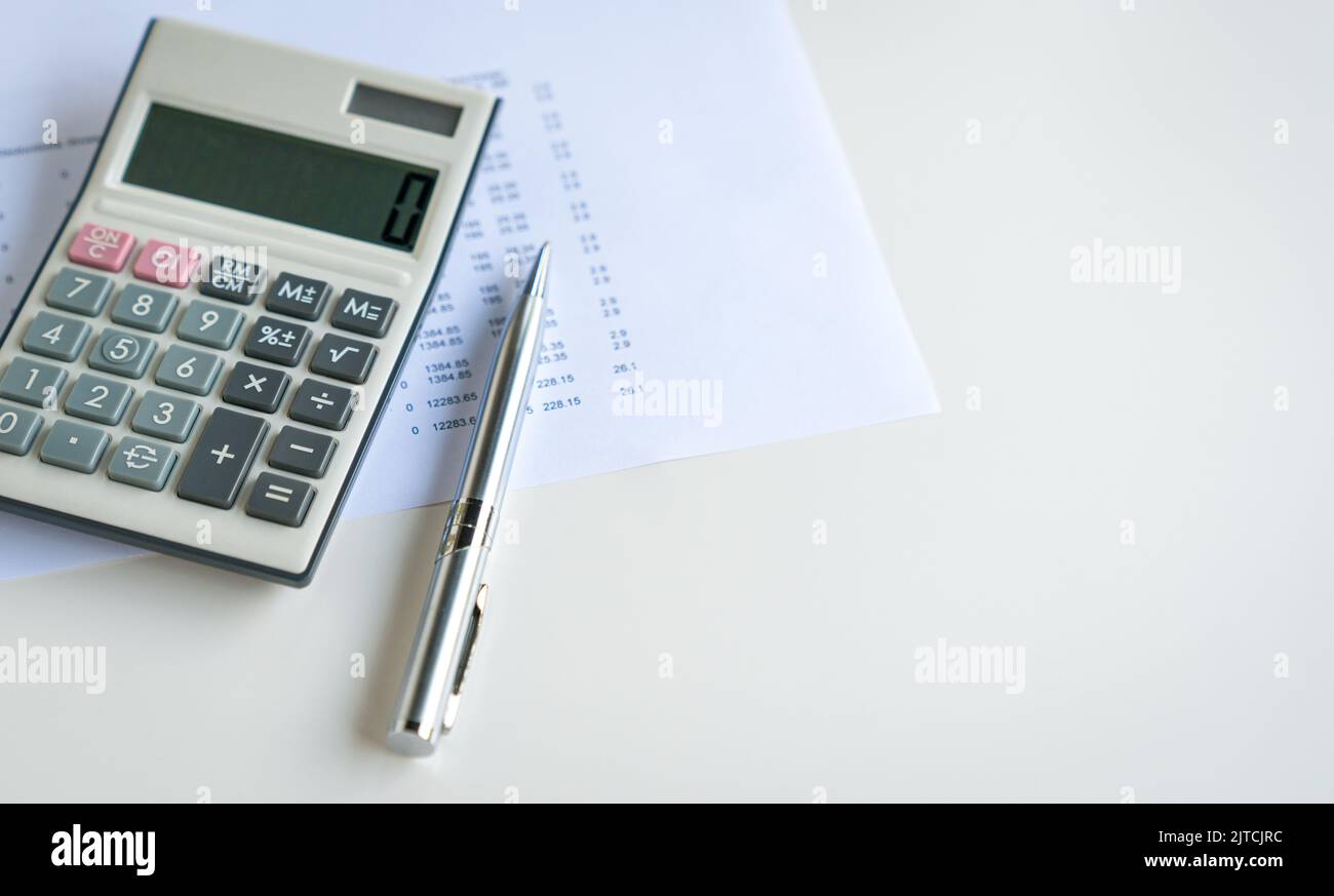 Calculatrice et stylo au-dessus de la feuille de calcul, espace de copie. Concept de comptabilité financière. Banque D'Images