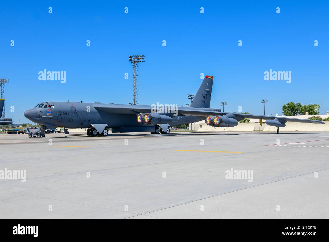 Un B-52H Stratoforteresse est stationné sur la ligne de vol à la base aérienne de Minot, Dakota du Nord, le 8 août 2022. Le bombardier B-52 peut atteindre des vitesses de 650 miles par heure. (É.-U. Photo de la Force aérienne par Airman Alysa Knott) Banque D'Images