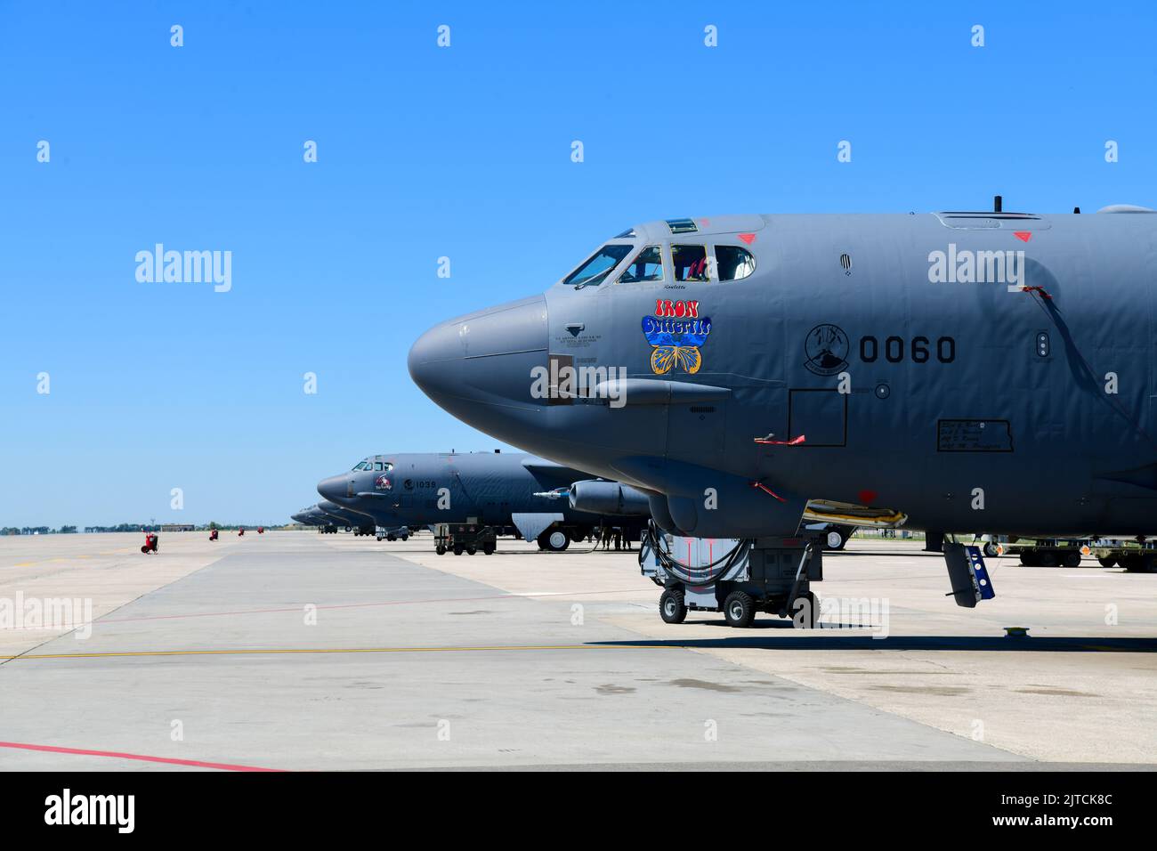 Plusieurs Stratoforteresses B-52H sont stationnées sur la ligne de vol de la base aérienne de Minot, Dakota du Nord, le 8 août 2022. L'bombardier B-52 est en service depuis février 1955. (É.-U. Photo de la Force aérienne par Airman Alysa Knott) Banque D'Images