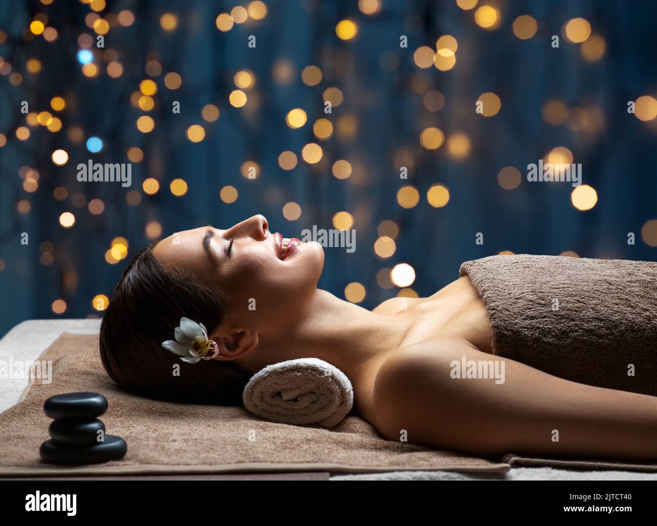 Jeune femme couchée au spa ou salon de massage Banque D'Images