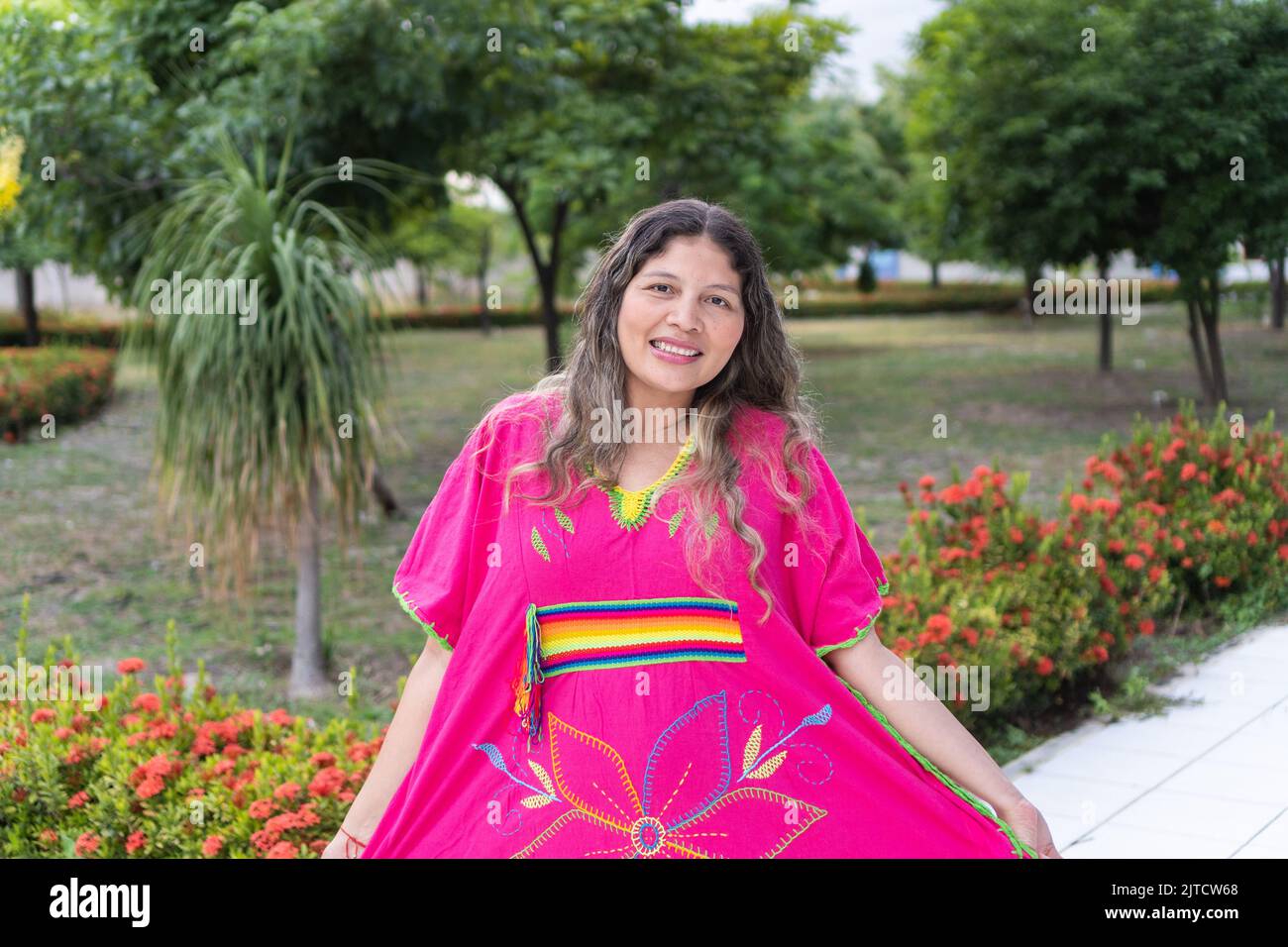 Femme colombienne portant une robe traditionnelle dans un parc Banque D'Images