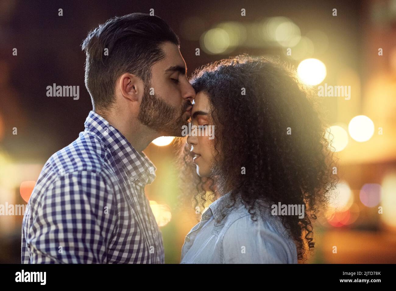 La fin parfaite de la nuit parfaite. Un jeune couple affectueux qui se présente en ville. Banque D'Images