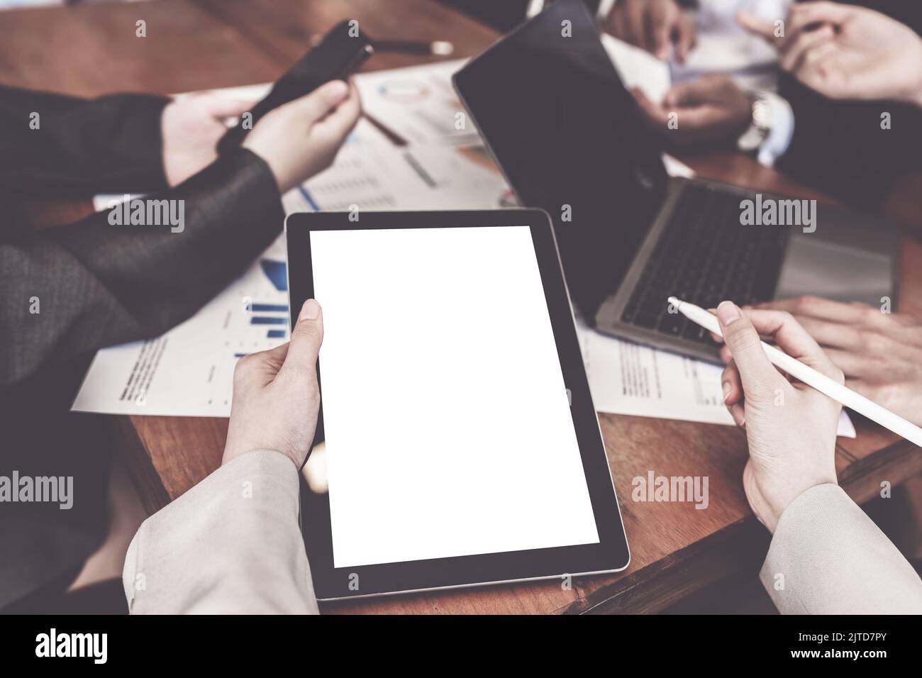 Personne d'affaires et comptable utilisant une tablette avec écran vide dans la salle de réunion Banque D'Images