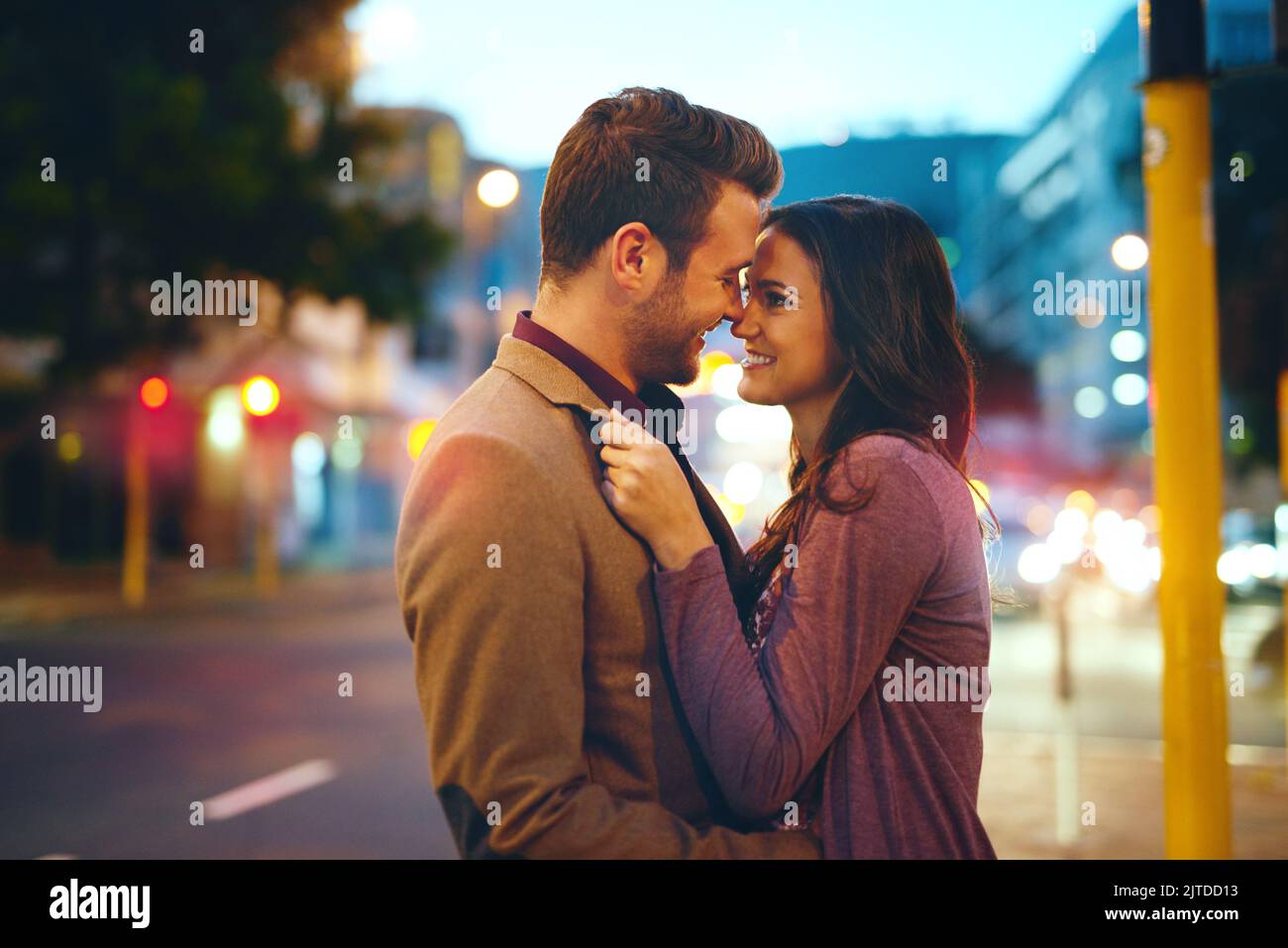 Un jeune couple affectueux qui s'embrasse en ville. Banque D'Images