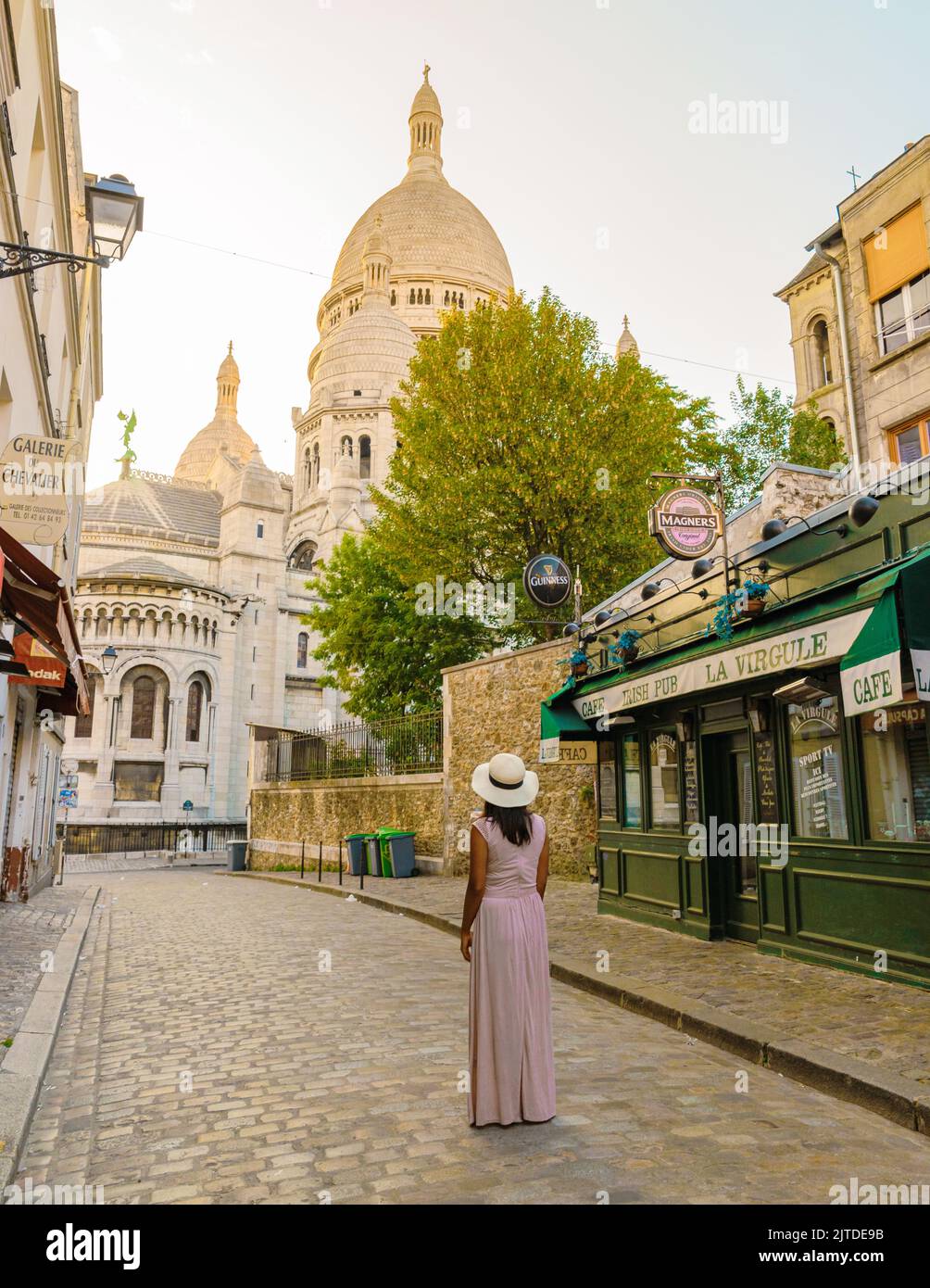 Paris France septembre 2021, rues de Montmartre en début de matinée avec cafés et restaurants, et vue sur les rues colorées. La Maison Rose café restaurant à Montmarte. Banque D'Images