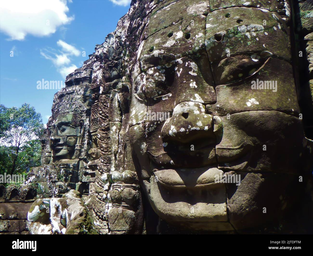 Des visages géants en pierre au temple cambodgien Banque D'Images