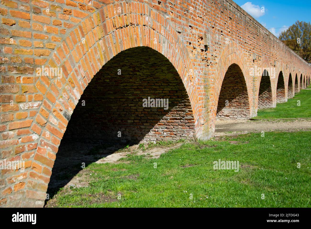 Arches de briques rouges de pont sans eau Banque D'Images
