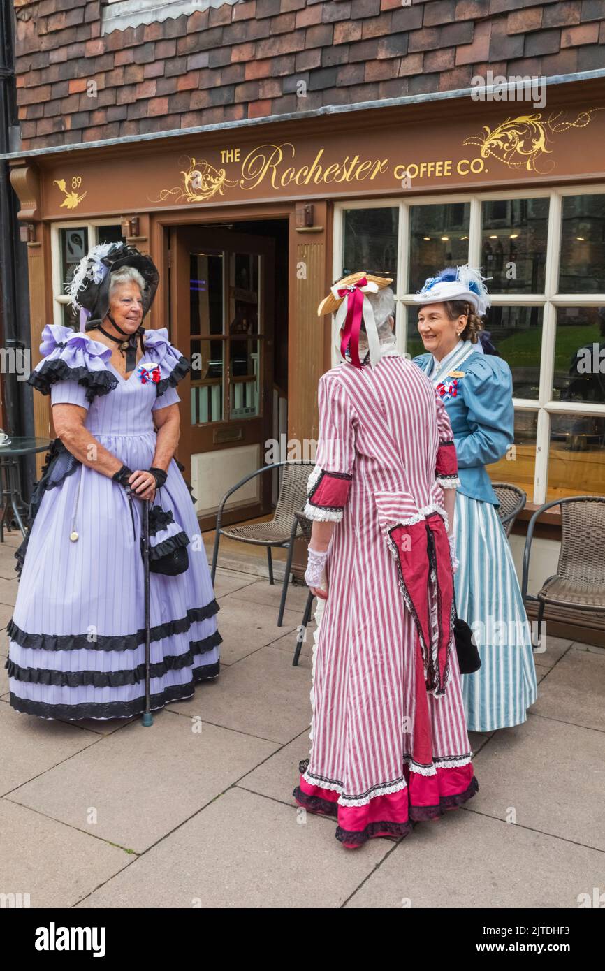 Angleterre, Kent, Rochester, le festival annuel Dickens, Groupe de dames vêtues de costume victorien Banque D'Images