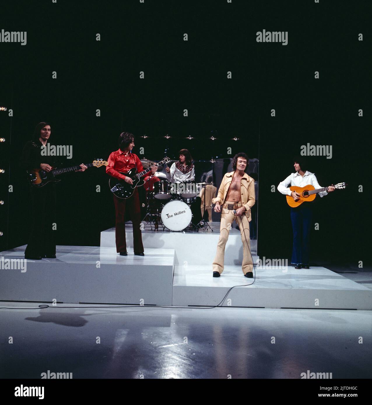 The Hollies, britische Pop und Rock Band, Bild: Bernie Calvert, Tony Hicks, Bobby Elliott, Allan Clark Terry Sylvester, in der ARD Musikssendung: Süd Side Story, Deutschland, 1976. The Hollies, British Rock and Pop band, photo: Bernie Calvert, Tony Hicks, Bobby Elliott, Allan Clark Terry Sylvester, représentation télévisée en Allemagne, 1976. Banque D'Images