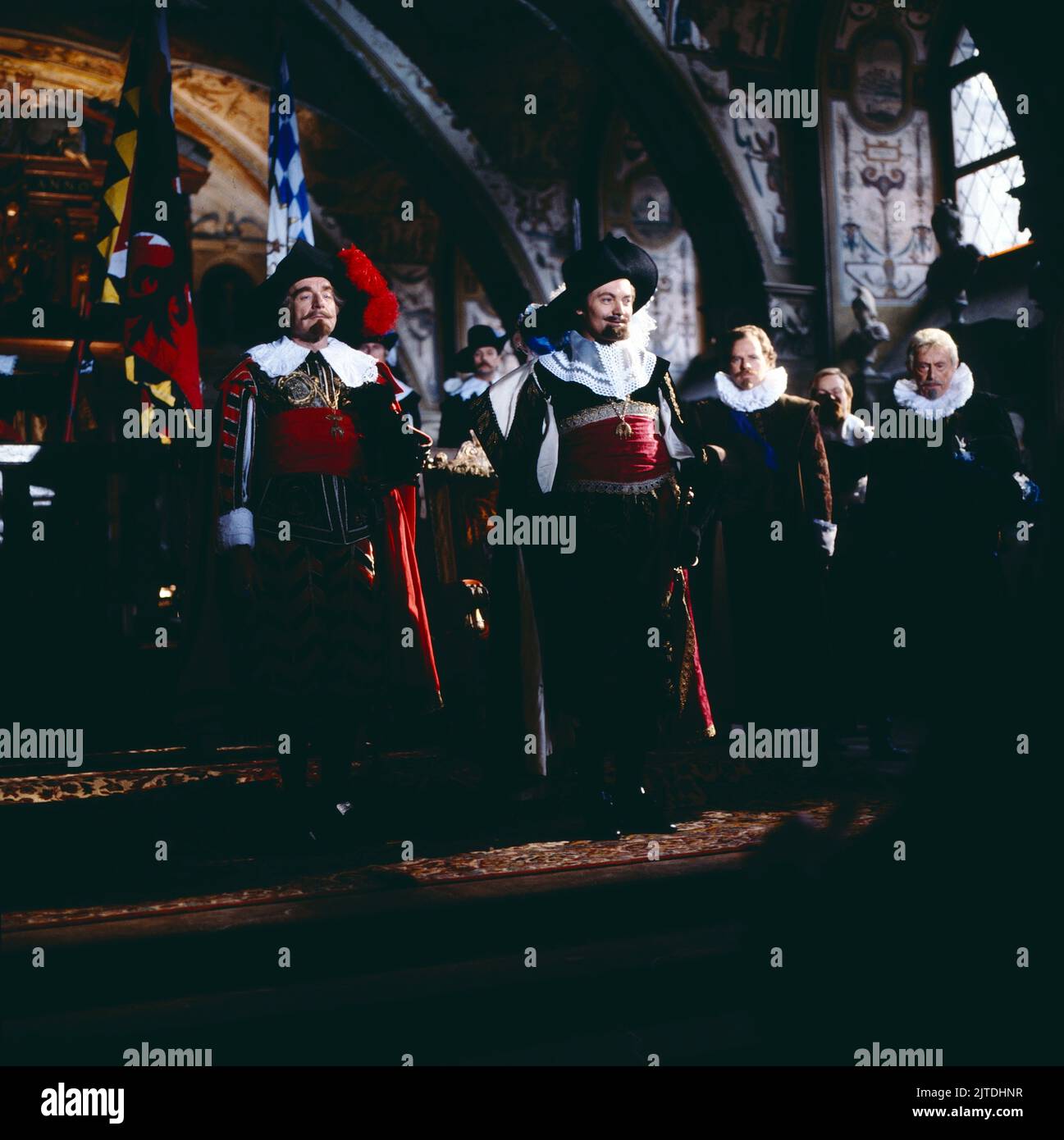Wallenstein, historische ZDF Verfilmung in 4 Teilen, nach der gleichnamigen Biographie von Golo Mann, Regie: Franz Peter Wirth, Deutschland, 1978, Teil 1: Ein Kaisertreuer, Szene, im Bild vorne, Romuald Pekny Ferdinals and II, Werner Kreindl Maximitz, Ernst Fürbritz I, Fürbritz. Wallenstein, adaptation historique du film en 4 parties, basée sur la biographie de Golo Mann, réalisée par Franz Peter Wirth, Allemagne, 1978, épisode 1: Ein Kaisertreuer, scène, en face: Romuald Pekny, Werner Kreindl et Ernst Fritz Fuerbringer, à droite. Banque D'Images