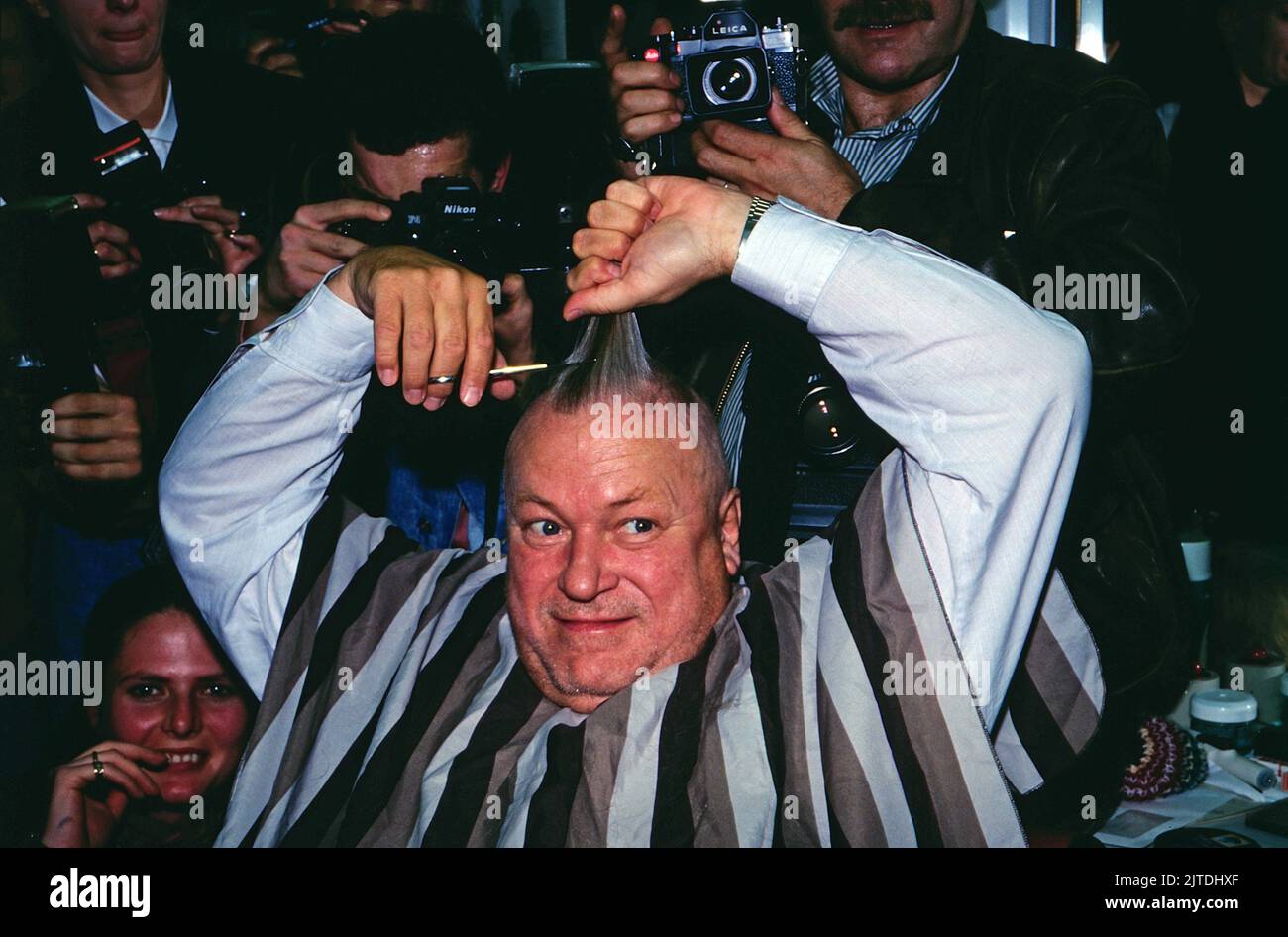 Der zersbrodene Krug, Lustspiel von Heinrich von Kleist, Fernsehfassung, Regie: Heinz Schirk, Deutschland, 1990, Photo: Günter Strack schneidet sich die Haare ab für die Rolle des Dorfrichters. Der zerbrochene Krug, comedy play par Heinrich von Kleist, version télévisée, réalisé par Heinz Schirk, Allemagne, 1990, photo: Guenter Strack coupe ses cheveux pour le rôle de juge de village Banque D'Images