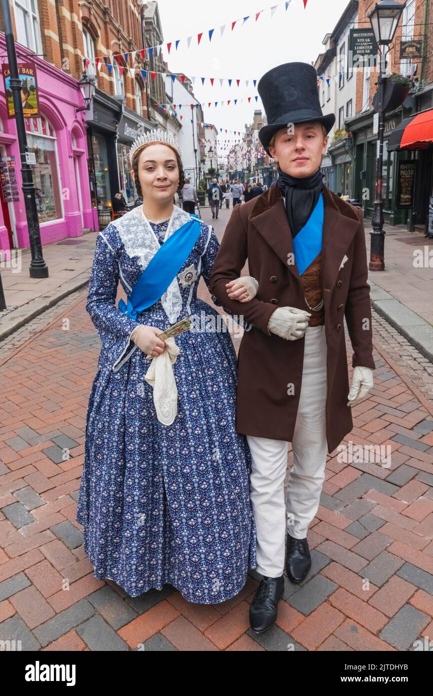 Angleterre, Kent, Rochester, le festival annuel Dickens, couple vêtu d'un costume victorien Banque D'Images