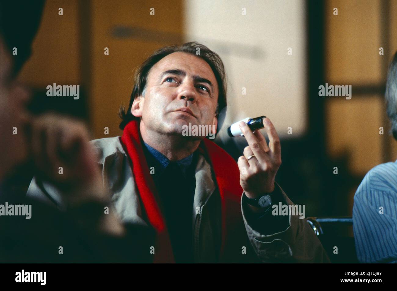Tassilo - Ein Fall für sich, ZDF Krimi-Serie, Regie: Hajo Gies, Deutschland, 1991, Folge 1: Verteidigung von Friedrichshafen, Szene: Bruno Ganz als gewiefter Privatdetektiv Tassilo Grübel. Tassilo - Ein Fall fuer sich, série de crimes télévisés, réalisé par Hajo Gies, Allemagne, 1991, épisode 1: Verteidigung von Friedrichshafen, scène: Bruno Ganz comme détective privé délicat Tassilo Gruebel Banque D'Images