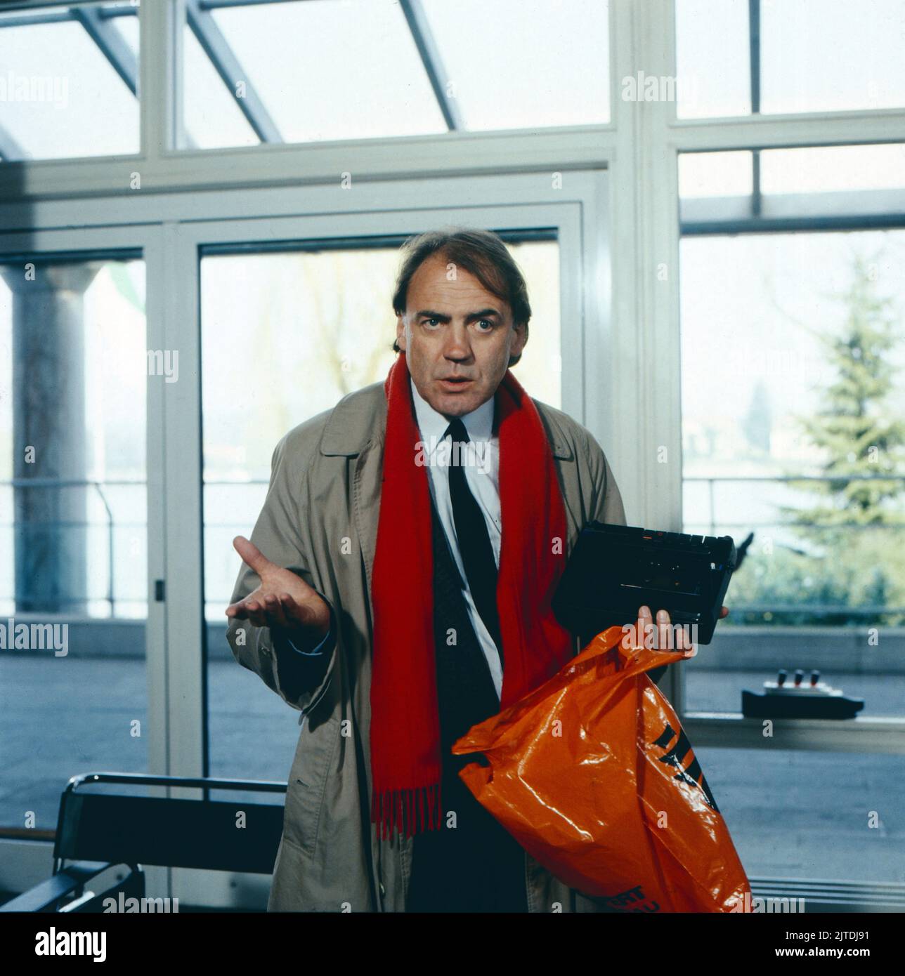 Tassilo - Ein Fall für sich, ZDF Krimi-Serie, Regie: Hajo Gies, Deutschland, 1991, Folge 1: Verteidigung von Friedrichshafen, Szene: Bruno Ganz als gewiefter Privatdetektiv Tassilo Grübel. Tassilo - Ein Fall fuer sich, série de crimes télévisés, réalisé par Hajo Gies, Allemagne, 1991, épisode 1: Verteidigung von Friedrichshafen, scène: Bruno Ganz comme détective privé délicat Tassilo Gruebel Banque D'Images