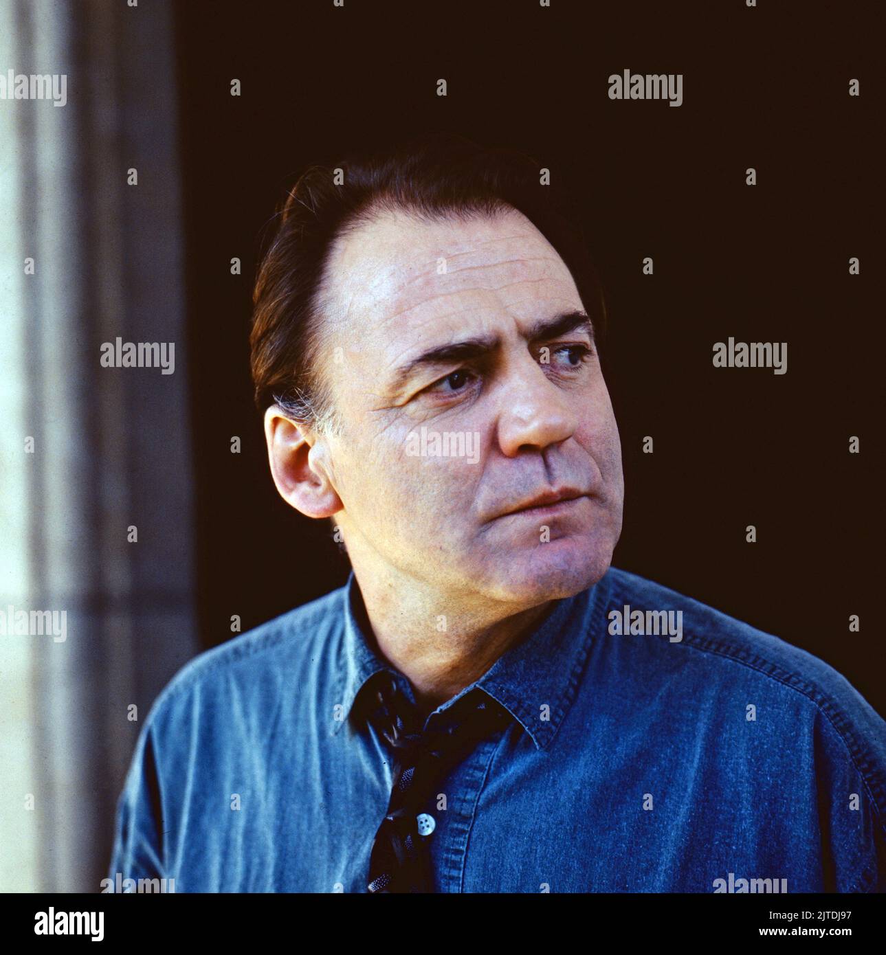 Tassilo - Ein Fall für sich, ZDF Krimi-Serie, Regie: Hajo Gies, Deutschland, 1991, Folge 1: Verteidigung von Friedrichshafen, Szene: Bruno Ganz als gewiefter Privatdetektiv Tassilo Grübel. Tassilo - Ein Fall fuer sich, série de crimes télévisés, réalisé par Hajo Gies, Allemagne, 1991, épisode 1: Verteidigung von Friedrichshafen, scène: Bruno Ganz comme détective privé délicat Tassilo Gruebel Banque D'Images