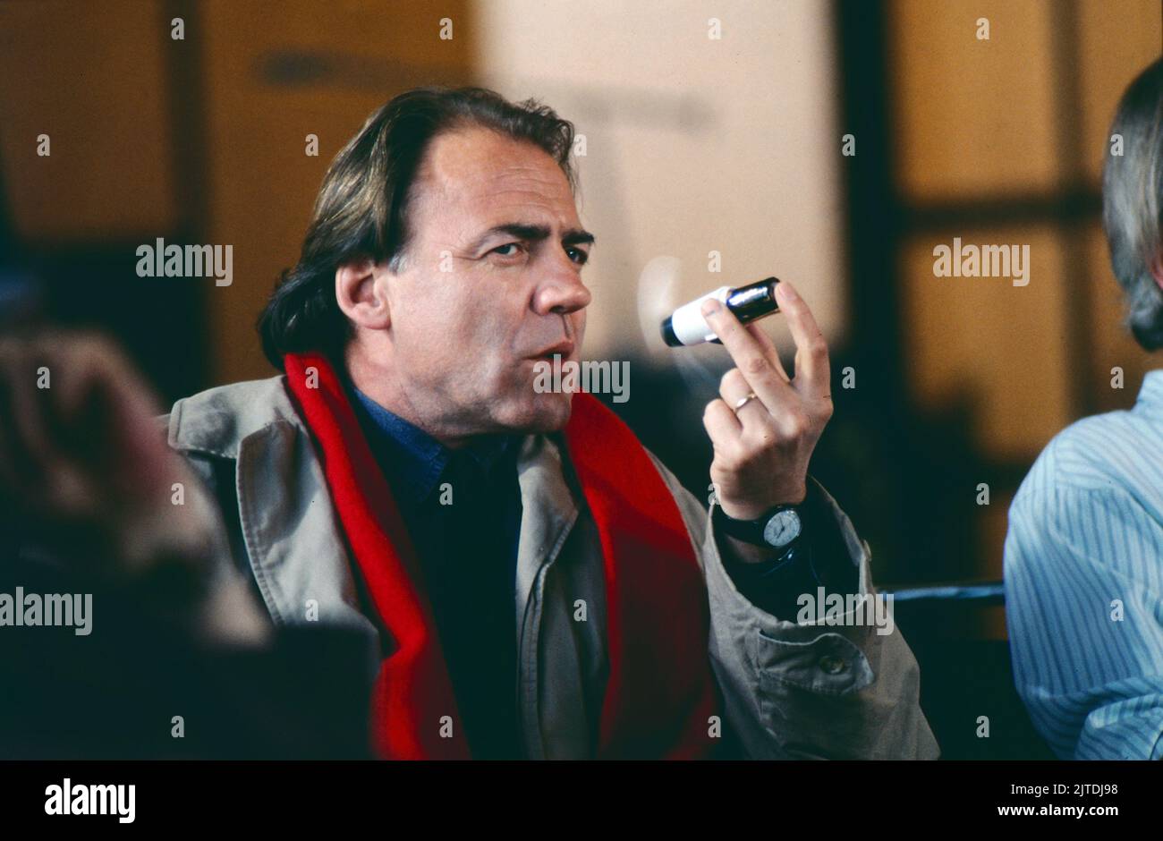 Tassilo - Ein Fall für sich, ZDF Krimi-Serie, Regie: Hajo Gies, Deutschland, 1991, Folge 1: Verteidigung von Friedrichshafen, Szene: Bruno Ganz als gewiefter Privatdetektiv Tassilo Grübel. Tassilo - Ein Fall fuer sich, série de crimes télévisés, réalisé par Hajo Gies, Allemagne, 1991, épisode 1: Verteidigung von Friedrichshafen, scène: Bruno Ganz comme détective privé délicat Tassilo Gruebel Banque D'Images