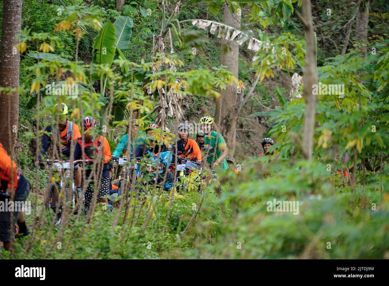 Les gens qui font du vélo tout-terrain à Trenggalek, Java-est, Indonésie - 24 août 2022 Banque D'Images