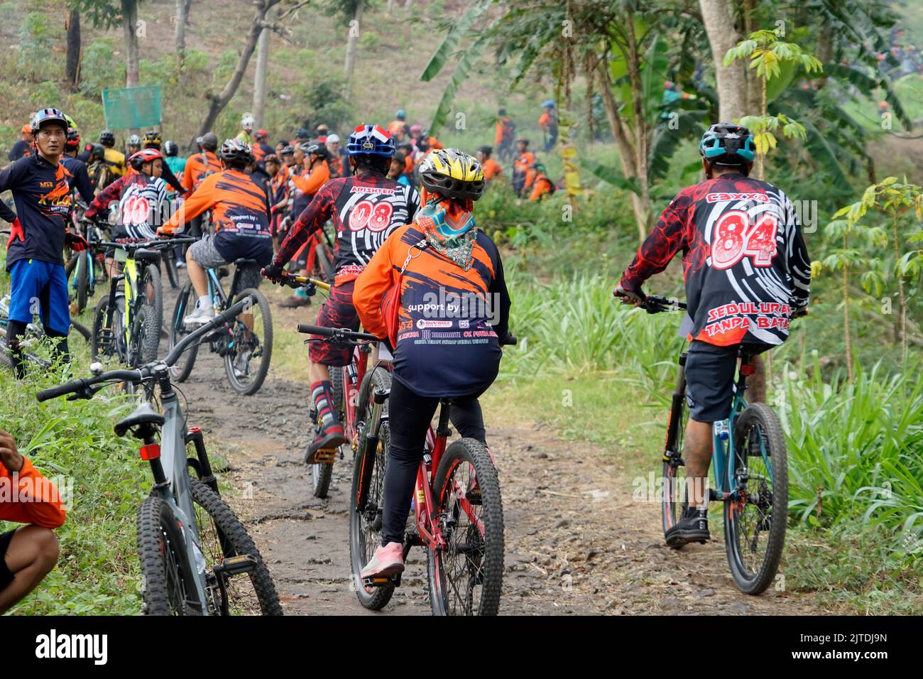 Les gens qui font du vélo tout-terrain à Trenggalek, Java-est, Indonésie - 24 août 2022 Banque D'Images
