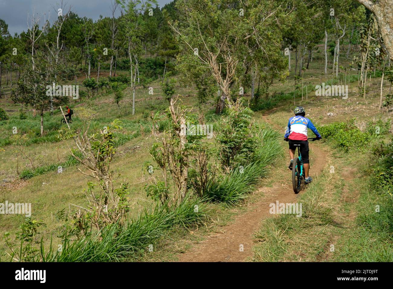 Les gens qui font du vélo tout-terrain à Trenggalek, Java-est, Indonésie - 24 août 2022 Banque D'Images