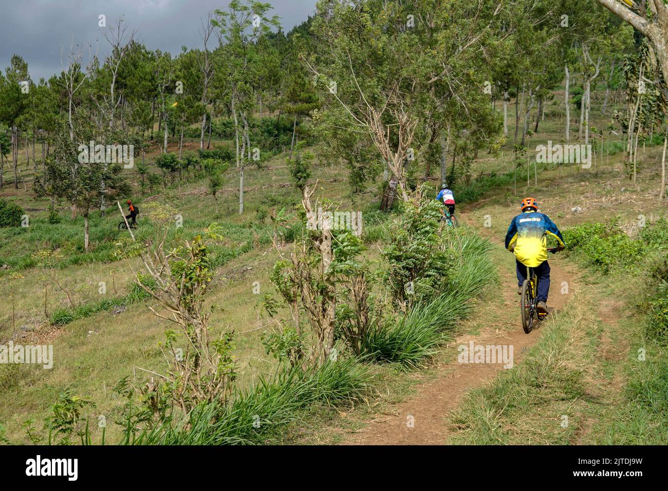 Les gens qui font du vélo tout-terrain à Trenggalek, Java-est, Indonésie - 24 août 2022 Banque D'Images
