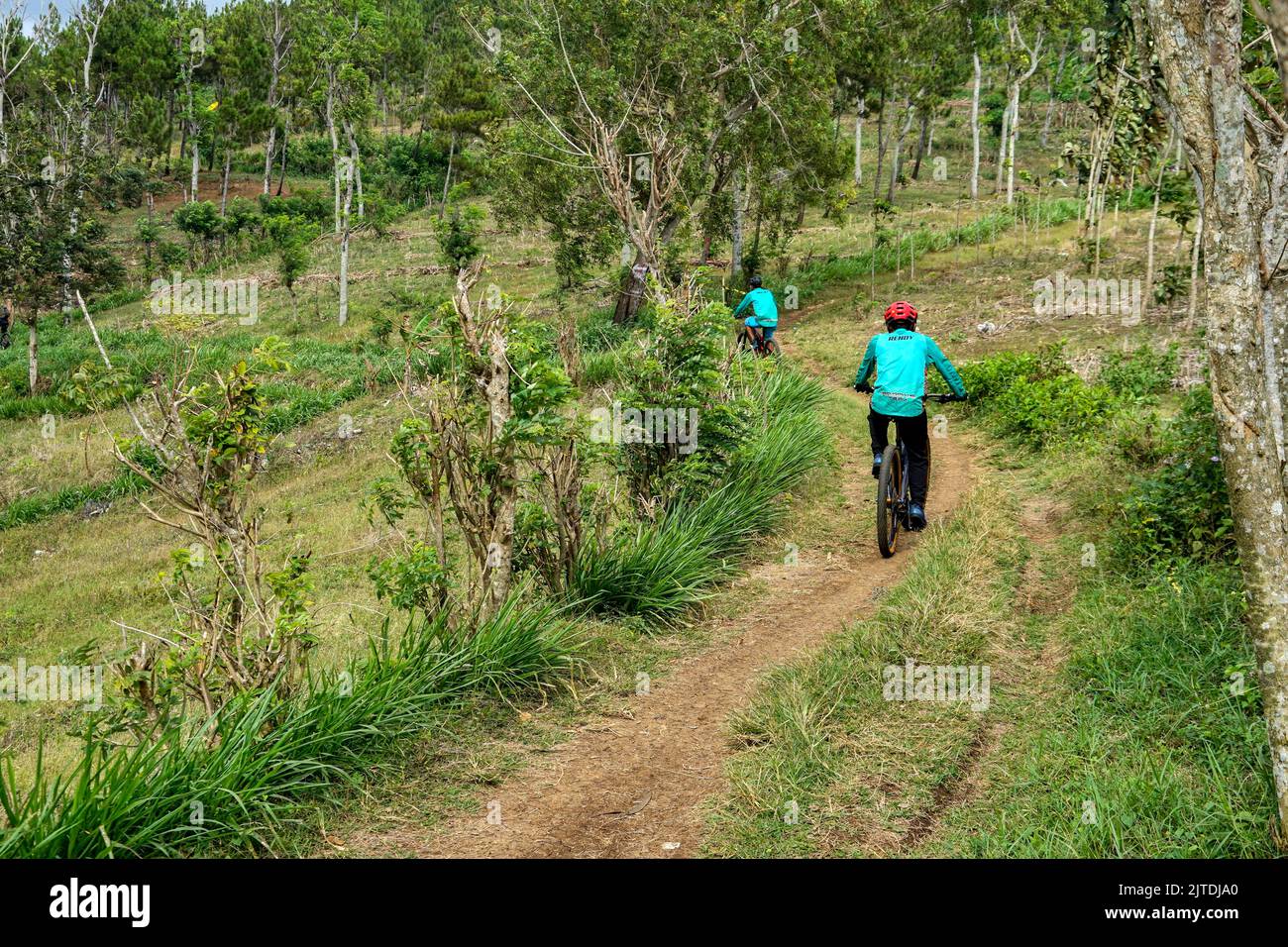 Les gens qui font du vélo tout-terrain à Trenggalek, Java-est, Indonésie - 24 août 2022 Banque D'Images