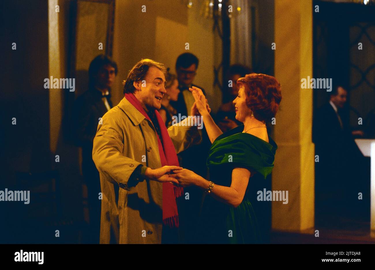 Tassilo - Ein Fall für sich, ZDF Krimi-Serie, Regie: Hajo Gies, Deutschland, 1991, Folge 6: HUNDET Jahre Blickle, Szene: Bruno Ganz, Renate Schroeter. Tassilo - Ein Fall fuer sich, série de crimes télévisés, réalisé par Hajo Gies, Allemagne, 1991, épisode 6: HUNDERT Jahre Blickle, scène: Bruno Ganz, Renate Schroeter Banque D'Images