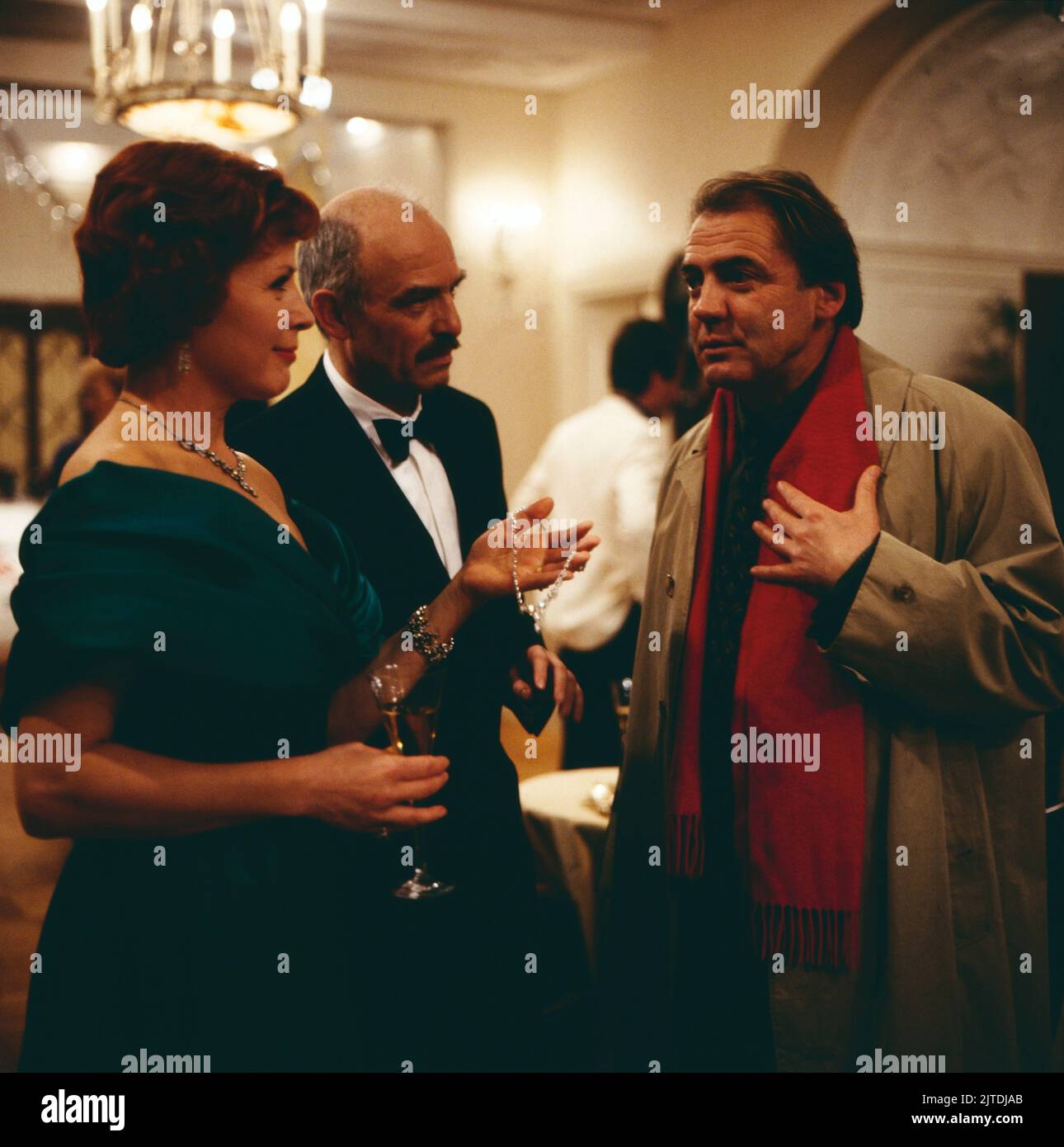 Tassilo - Ein Fall für sich, ZDF Krimi-Serie, Regie: Hajo Gies, Deutschland, 1991, Folge 6: HUNDET Jahre Blickle, Szene: Renate Schroeter, Charles Brauer, Bruno Ganz. Tassilo - Ein Fall fuer sich, série de crimes télévisés, réalisé par Hajo Gies, Allemagne, 1991, épisode 6: HUNDERT Jahre Blickle, scène: Renate Schroeter, Charles Brauer, Bruno Ganz Banque D'Images