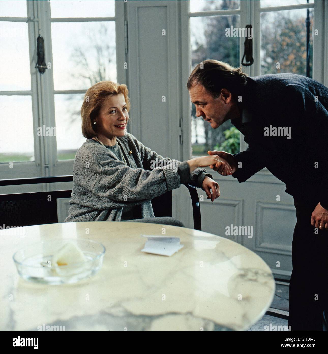 Tassilo - Ein Fall für sich, ZDF Krimi-Serie, Regie: Hajo Gies, Deutschland, 1991, Folge 3: Zorn der Götter, Szene: Renate Schroeter, Bruno Ganz. Tassilo - Ein Fall fuer sich, série de crimes télévisés, réalisé par Hajo Gies, Allemagne, 1991, épisode 3: Zorn der Goetter, scène: Renate Schroeter, Bruno Ganz Banque D'Images