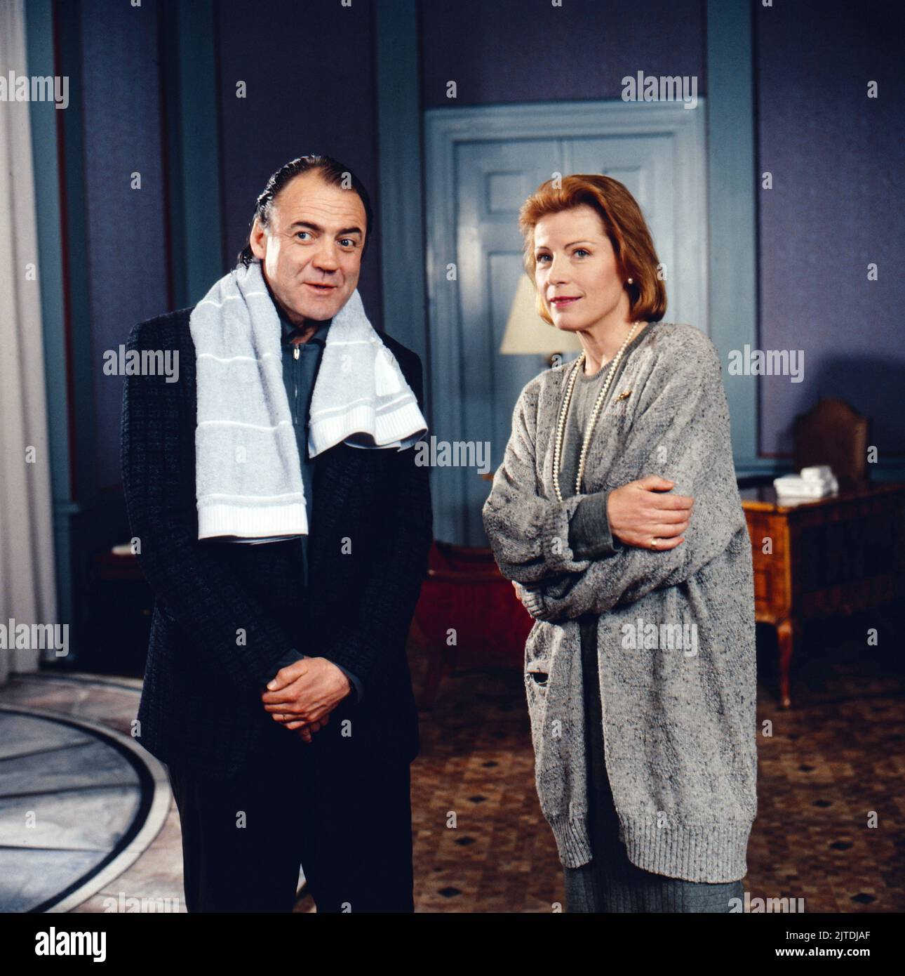 Tassilo - Ein Fall für sich, ZDF Krimi-Serie, Regie: Hajo Gies, Deutschland, 1991, Folge 2: Hilfe kommt aus Bregenz, Szene: Bruno Ganz, Renate Schroeter. Tassilo - Ein Fall fuer sich, série de crimes télévisés, réalisé par Hajo Gies, Allemagne, 1991, épisode 2: Hilfe kommt aus Bregenz, scène: Bruno Ganz, Renate Schroeter Banque D'Images