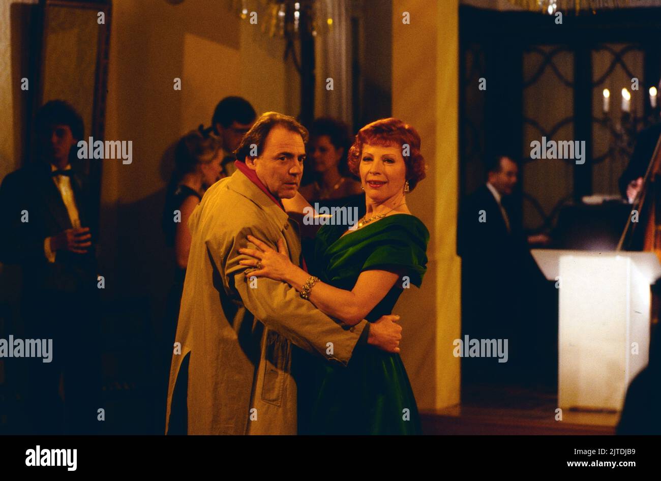 Tassilo - Ein Fall für sich, ZDF Krimi-Serie, Regie: Hajo Gies, Deutschland, 1991, Folge 6: HUNDET Jahre Blickle, Szene: Bruno Ganz, Renate Schroeter. Tassilo - Ein Fall fuer sich, série de crimes télévisés, réalisé par Hajo Gies, Allemagne, 1991, épisode 6: HUNDERT Jahre Blickle, scène: Bruno Ganz, Renate Schroeter Banque D'Images