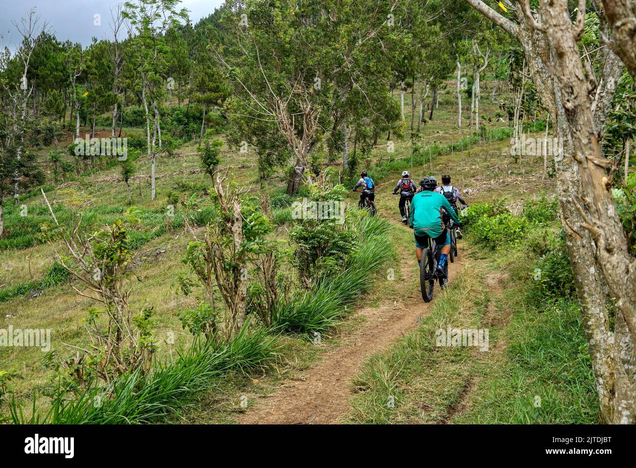 Les gens qui font du vélo tout-terrain à Trenggalek, Java-est, Indonésie - 24 août 2022 Banque D'Images