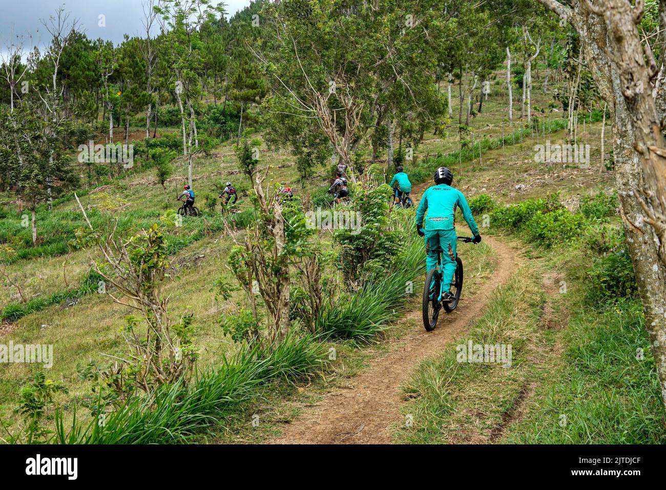 Les gens qui font du vélo tout-terrain à Trenggalek, Java-est, Indonésie - 24 août 2022 Banque D'Images