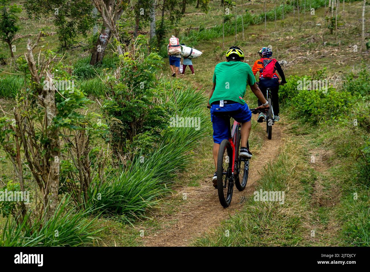 Les gens qui font du vélo tout-terrain à Trenggalek, Java-est, Indonésie - 24 août 2022 Banque D'Images