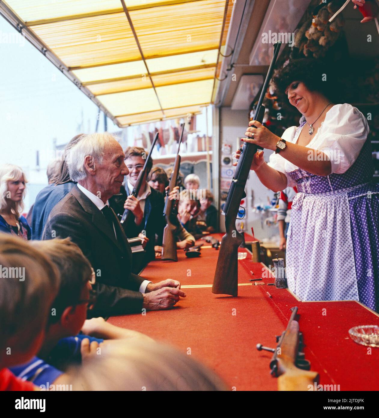ZDF Krimi-Serie, Deutschland, 1979, Folge: Die Lüge, Szene: Rudolf Platte als Herr Kampka auf dem Schießstand beim Münchner Oktoberfest. Der Alte, série de crimes télévisés, Allemagne, 1979, épisode: Luege, Scène: Rudolf Platte comme Herr Kampka sur le stand de tournage à l'Oktoberfest de Munich. Banque D'Images