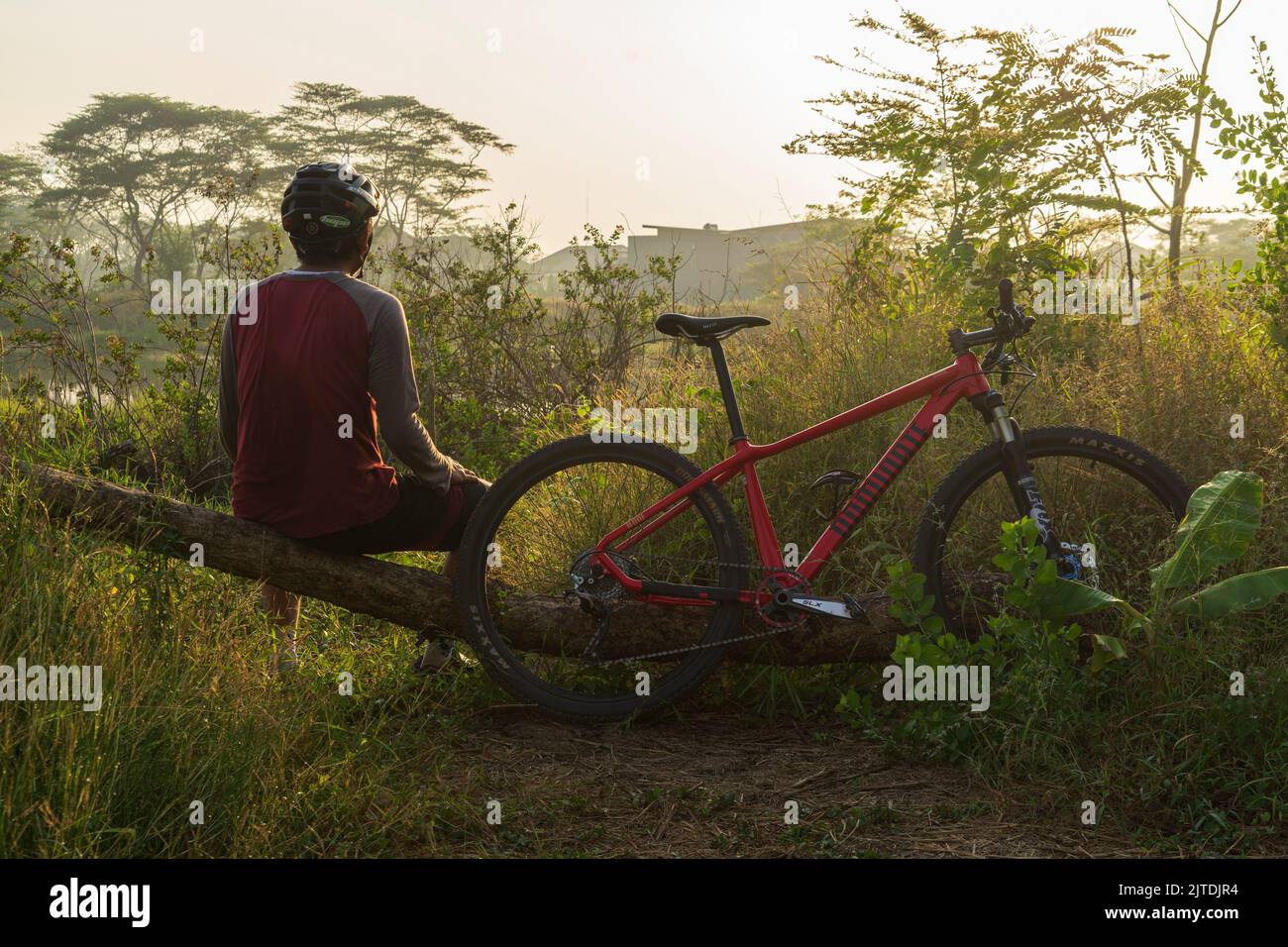 Trenggalek, Java-est, Indonésie - 24 août 2022 : personnes à vélo tout-terrain en Indonésie Banque D'Images