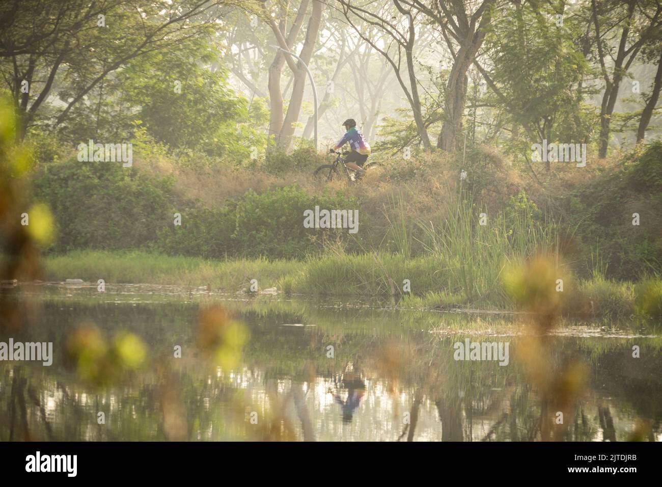 Trenggalek, Java-est, Indonésie - 24 août 2022 : personnes à vélo tout-terrain en Indonésie Banque D'Images
