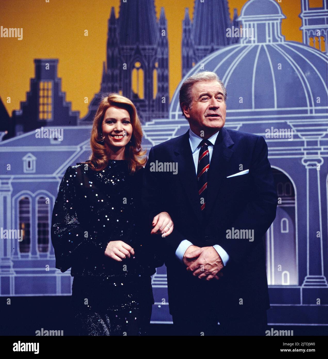 Einer wird gewinnen, auch EWG genannt, ARD Quizsendung, Deutschland, 1985, Bild: Maître d'exposition Hans-Joachim Kulenkampff und Assistentin Gaby Kimpfel. Einer wird gewinnen, également appelé EWG, TV quiz show, Allemagne, 1985, Photo: Maître de spectacle et hôte Hans-Joachim Kulenkampff avec l'assistant Gaby Kimpfel. Banque D'Images