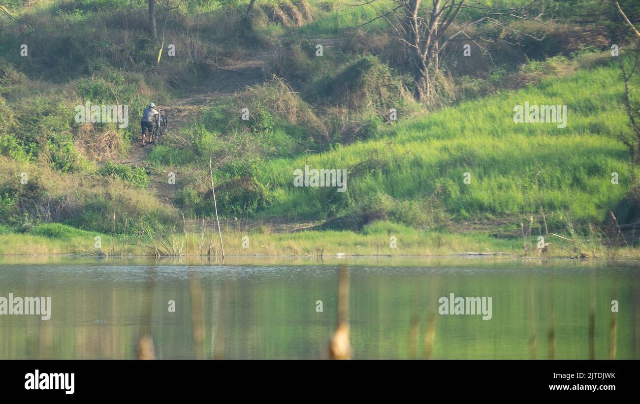 Trenggalek, Java-est, Indonésie - 24 août 2022 : personnes à vélo tout-terrain en Indonésie Banque D'Images