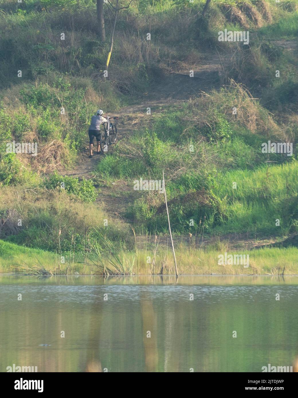 Trenggalek, Java-est, Indonésie - 24 août 2022 : personnes à vélo tout-terrain en Indonésie Banque D'Images