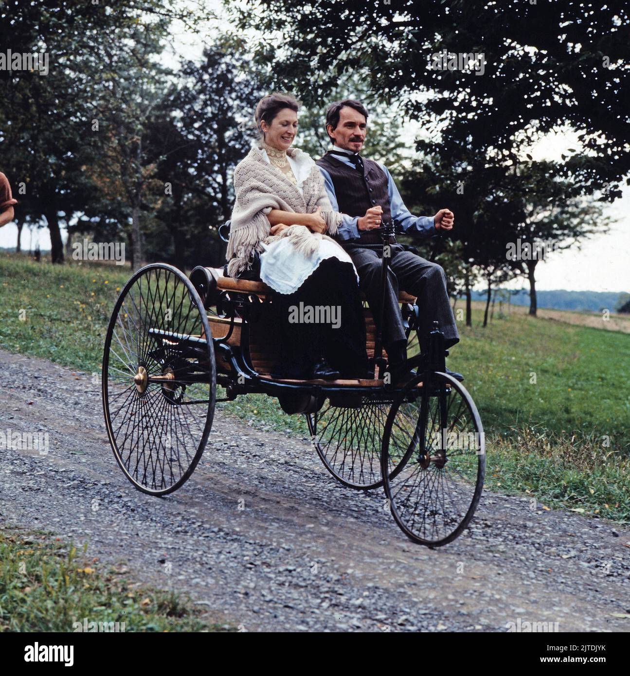 Stärker als alle Pferde, Mini-série in Drei Teilen, 3. Teil: Karl Benz und sein Dreirad, Deutschland, 1985, Szene der ersten Fahrt: Walter Renneisen als Karl Benz, Daniela Ziegler als Berta Benz. Staerker als Alle Pferde, minisères TV, trois-parter, partie 3: Karl Benz und sein Dreirad, scène: La première promenade avec les trois-roues: Walter Renneisen et Daniela Ziegler Banque D'Images