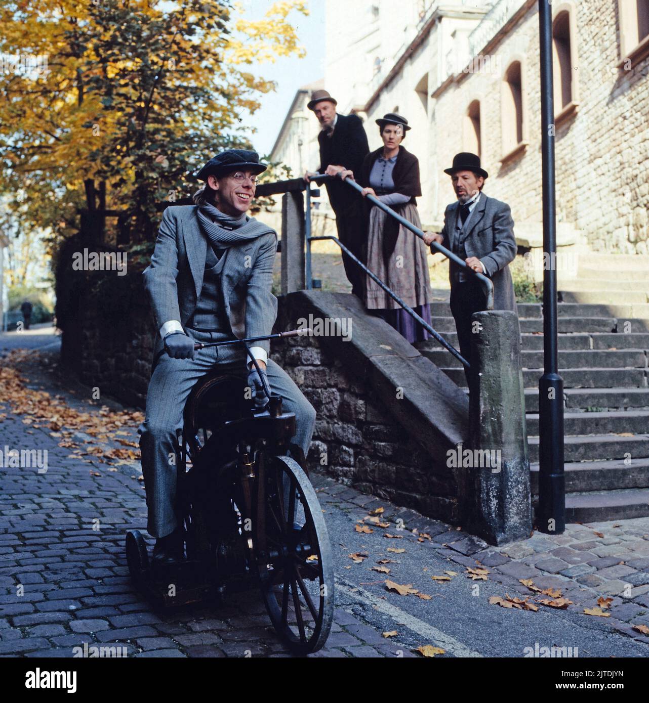 Stärker als alle Pferde, Mini-série in Drei Teilen, 2. Teil: Gottlieb Daimler und das erste pferdelose Fahrzeug, Deutschland, 1985, Szene: Alexander Gittinger als Paul Daimler mit dem ersten Motorrad der Welt. Staerker als Alle Pferde, mini-séries TV, trois-parter, partie 2: Gottlieb Daimer et le premier véhicule sans corvoure, scène: Alexander Gittinger comme Paul Daimler avec le premier moto au monde. Banque D'Images