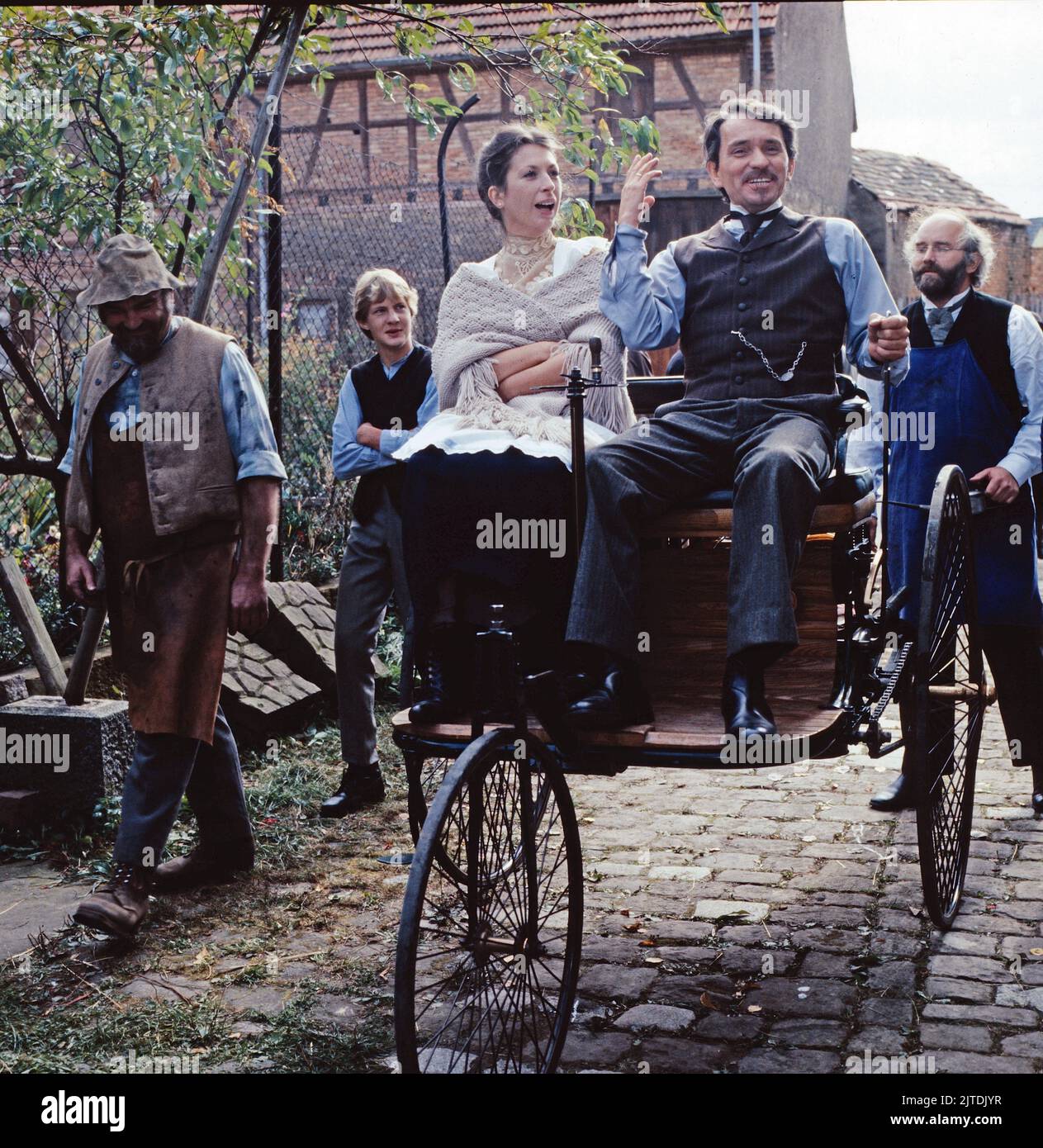 Stärker als alle Pferde, Mini-série in Drei Teilen, 3. Teil: Karl Benz und sein Dreirad, Deutschland, 1985, Szene der ersten Fahrt: Walter Renneisen als Karl Benz, Daniela Ziegler als Berta Benz. Staerker als Alle Pferde, minisères TV, trois-parter, partie 3: Karl Benz und sein Dreirad, scène: La première promenade avec les trois-roues: Walter Renneisen et Daniela Ziegler Banque D'Images