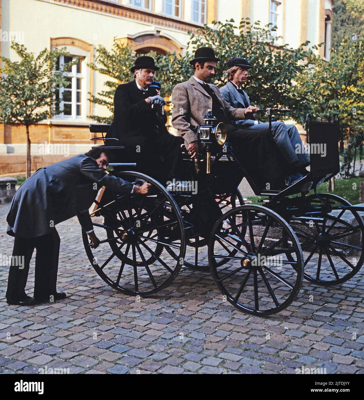 Stärker als alle Pferde, Mini-série in Drei Teilen, 2. Teil: Gottlieb Daimler und das erste pferdelose Fahrzeug, Deutschland, 1985, Szene: Heinz Weiss als Gottlieb Daimler, Volker Eckstein als Wilhelm Maybach, Alexander Gittinger als Paul Daimler. Staerker als Alle Pferde, minisères de télévision, trois-parter, partie 2: Gottlieb Daimer et le premier véhicule sans cheval, scène: Heinz Weiss, Volker Eckstein, Alexander Gittinger Banque D'Images