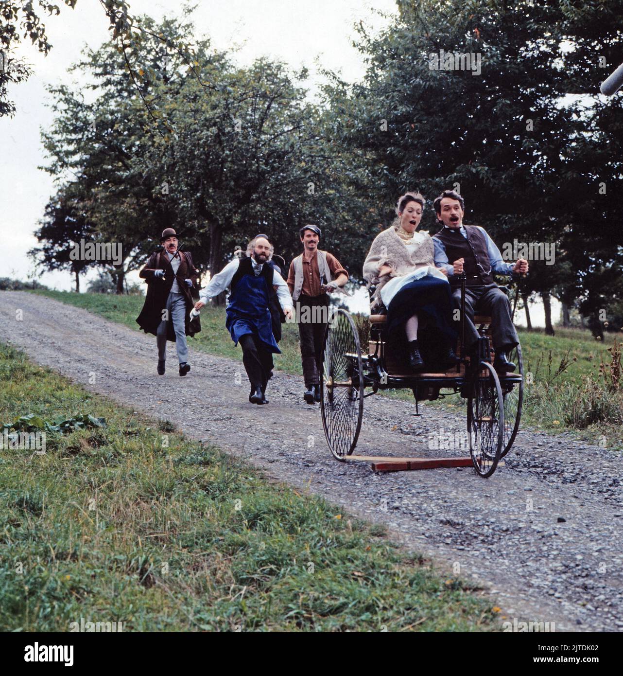 Stärker als alle Pferde, Mini-série in Drei Teilen, 3. Teil: Karl Benz und sein Dreirad, Deutschland, 1985, Szene der ersten Fahrt: Walter Renneisen als Karl Benz, Daniela Ziegler als Berta Benz. Staerker als Alle Pferde, minisères TV, trois-parter, partie 3: Karl Benz und sein Dreirad, scène: La première promenade avec les trois-roues: Walter Renneisen et Daniela Ziegler Banque D'Images