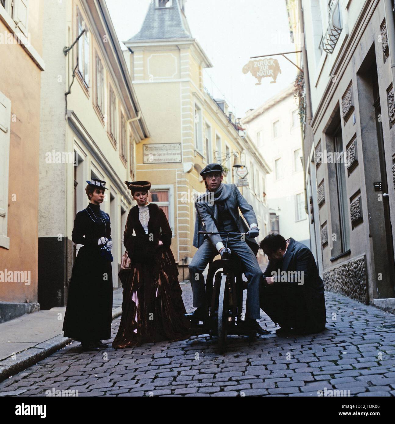 Stärker als alle Pferde, Mini-série in Drei Teilen, 2. Teil: Gottlieb Daimler und das erste pferdelose Fahrzeug, Deutschland, 1985, Szene: Alexander Gittinger als Paul Daimler mit dem ersten Motorrad der Welt. Staerker als Alle Pferde, mini-séries TV, trois-parter, partie 2: Gottlieb Daimer et le premier véhicule sans corvoure, scène: Alexander Gittinger comme Paul Daimler avec le premier moto au monde. Banque D'Images