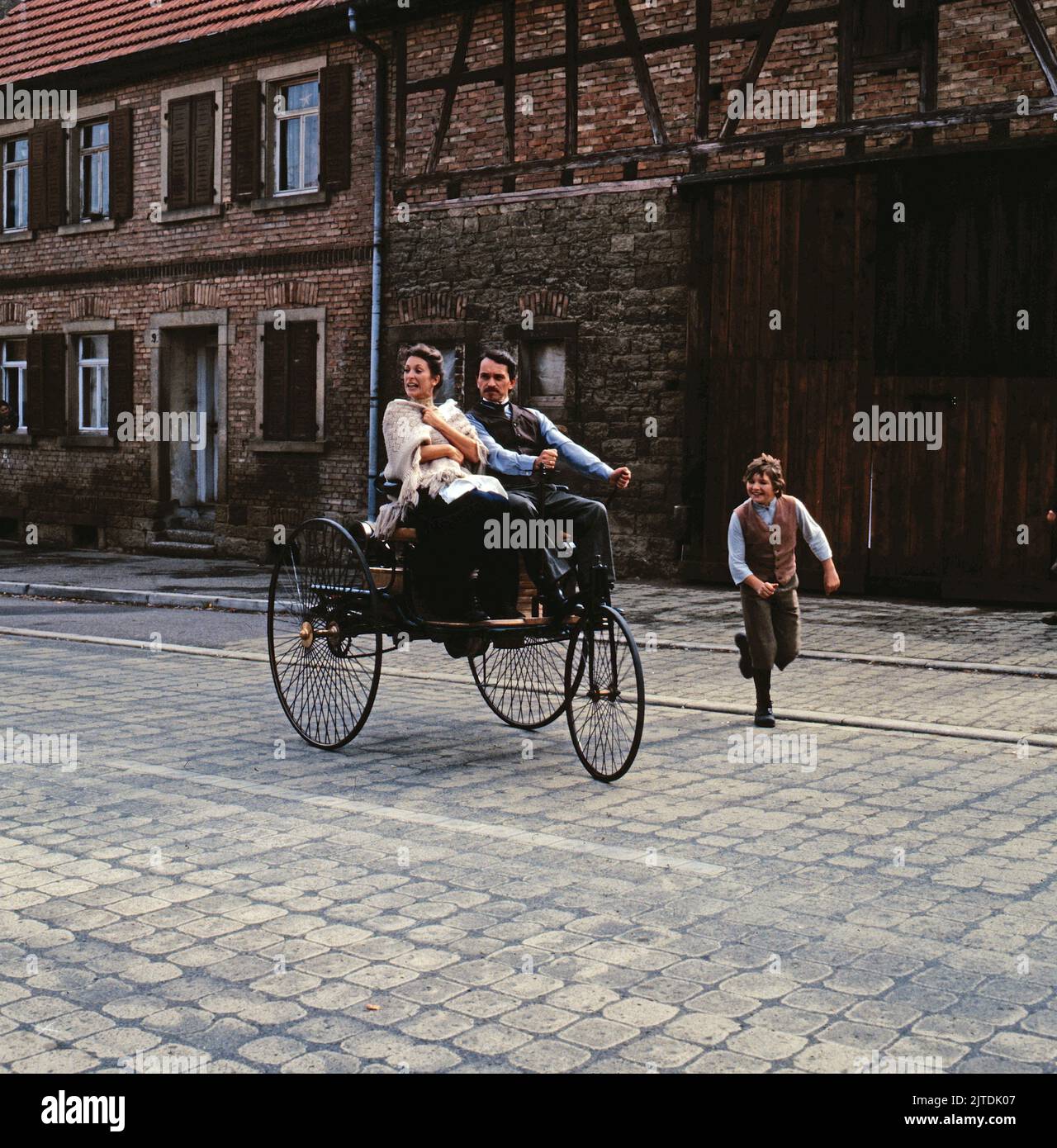 Stärker als alle Pferde, Mini-série in Drei Teilen, 3. Teil: Karl Benz und sein Dreirad, Deutschland, 1985, Szene der ersten Fahrt: Walter Renneisen als Karl Benz, Daniela Ziegler als Berta Benz, Christian Weiner als Sohn Richard. Staerker als Alle Pferde, minisères TV, trois-parter, partie 3: Karl Benz und sein Dreirad, scène: La première promenade avec les trois-roues: Walter Renneisen et Daniela Ziegler et Christian Weiner Banque D'Images